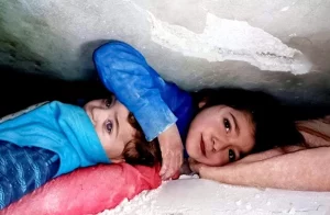 ITI Fund - Khoảnh khắc cảm động của hai em bé dưới đống đổ nát trong thảm họa động đất Thổ Nhĩ Kỳ - Syria